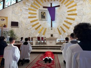 „A Ja, gdy zostanę nad ziemię wywyższony, przyciągnę wszystkich do siebie” (4)