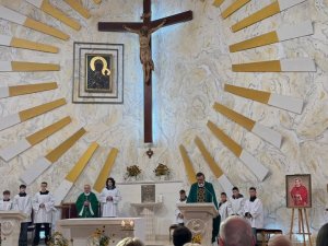 „Idźcie więc i nauczajcie wszystkie narody, udzielając im chrztu w imię Ojca i S (2)