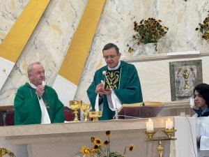 „Idźcie więc i nauczajcie wszystkie narody, udzielając im chrztu w imię Ojca i S (7)