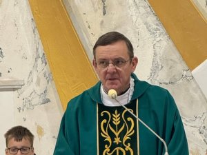 „Idźcie więc i nauczajcie wszystkie narody, udzielając im chrztu w imię Ojca i S (3)