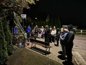 Kiedy w dłoniach splatamy paciorki różańca, Bóg splata w jedno nasze troski, nad