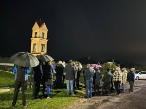 Kiedy w dłoniach splatamy paciorki różańca, Bóg splata w jedno nasze troski, nad (5)