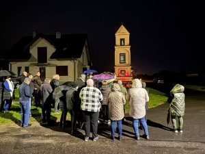 Kiedy w dłoniach splatamy paciorki różańca, Bóg splata w jedno nasze troski, nad (3)
