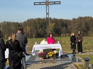 „Potem ujrzałem: a oto wielki tłum, którego nie mógł nikt policzyć, z każdego na (6)