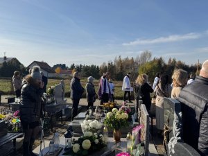 „Potem ujrzałem: a oto wielki tłum, którego nie mógł nikt policzyć, z każdego na (3)