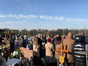 „Potem ujrzałem: a oto wielki tłum, którego nie mógł nikt policzyć, z każdego na (4)