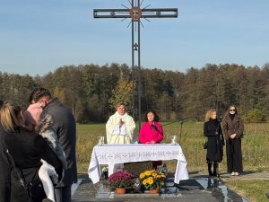 „Potem ujrzałem: a oto wielki tłum, którego nie mógł nikt policzyć, z każdego na (8)