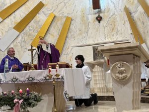 Wspólnota, która nie zapomina – wigilijne spotkanie dla starszych, chorych i sam (12)