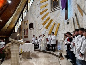 „Jeżeli więc Ja, Pan i Nauczyciel, umyłem wam nogi, to i wy powinniście sobie na (6)