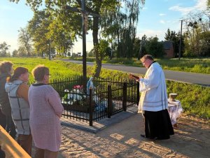 „Gdzie są dwaj albo trzej zebrani w imię moje, tam jestem pośród nich.” (Mt 18,2 (7)